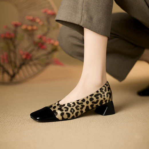 【预售5天】春季新款方头浅口粗跟豹纹拼接低跟平底单鞋MBJR&6856 商品图0