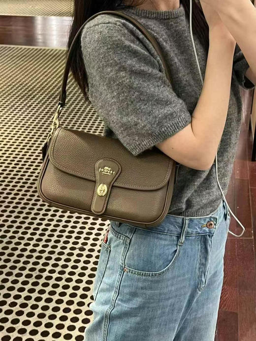 🎁新款上市，1599直邮到手Coach Kailey女士腋下包，简约又实用的一款，荔枝纹牛皮材质，轻便大容量，手提/斜挎都🉑23*14*9cm 商品图3