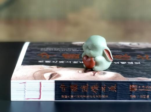 《中国造像之美：丝绸之路上的石窟艺术与文明流变》，16开，软精装，230*285mm，陈柯翰、王凯编著，中央编译出版社2025年一版一印，300页，定价198元，普通版售价178元，双编者签名198元 商品图4