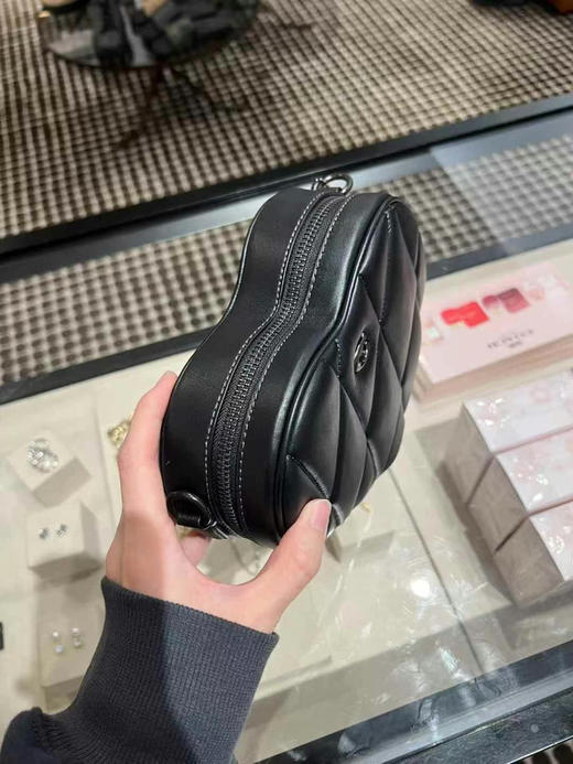 [爱心]超低好价，1250直邮到手Coach专柜款 Heart 19爱心盒子包，菱格纹设计，精致感满满，可以放下手机，炫酷黑色[嘿哈]尺寸约: 19*16*5cm 商品图1