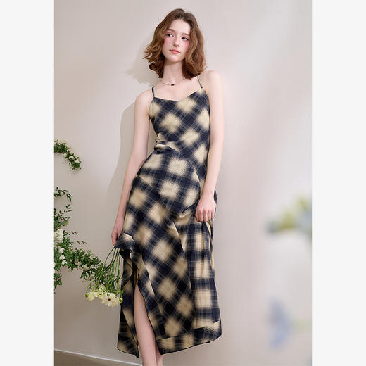 西遇格子吊带连衣裙女新款v领复古a字法式收腰长裙D0050486 商品图0