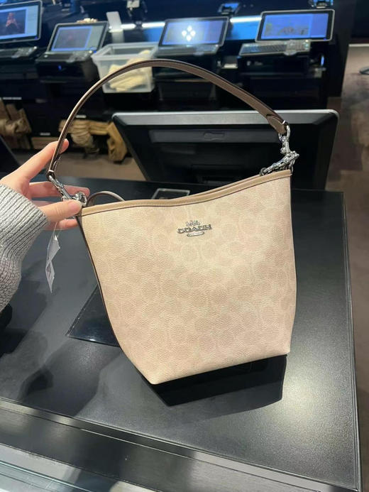 🎁限时低价，1250直邮到手最新色❗️奶茶卡其拼色logo，Coach 新款city logo水桶包，一长一短两根肩带，超轻且容量大，21X16.5cm 商品图1