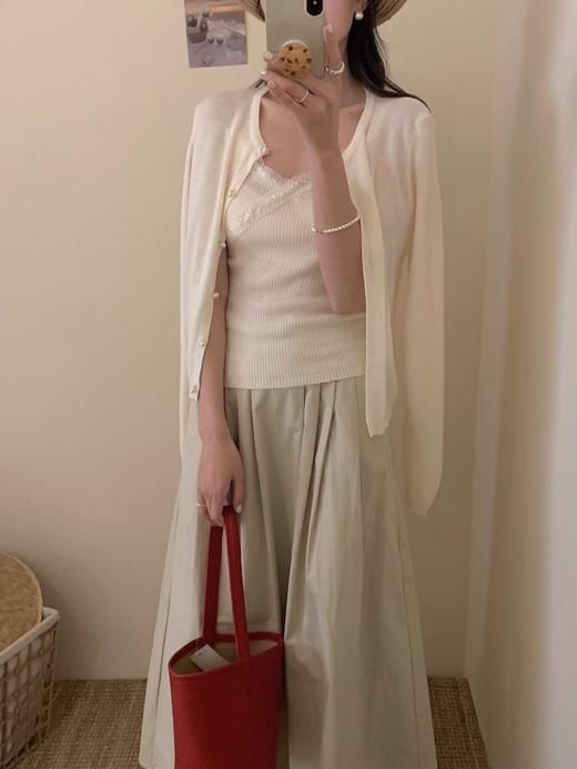 蕾丝背心珍珠扣针织开衫，蕾丝V领满满的腔调感，云感纱柔软度无可挑剔，高弹亲肤，蓬松软糯 商品图0