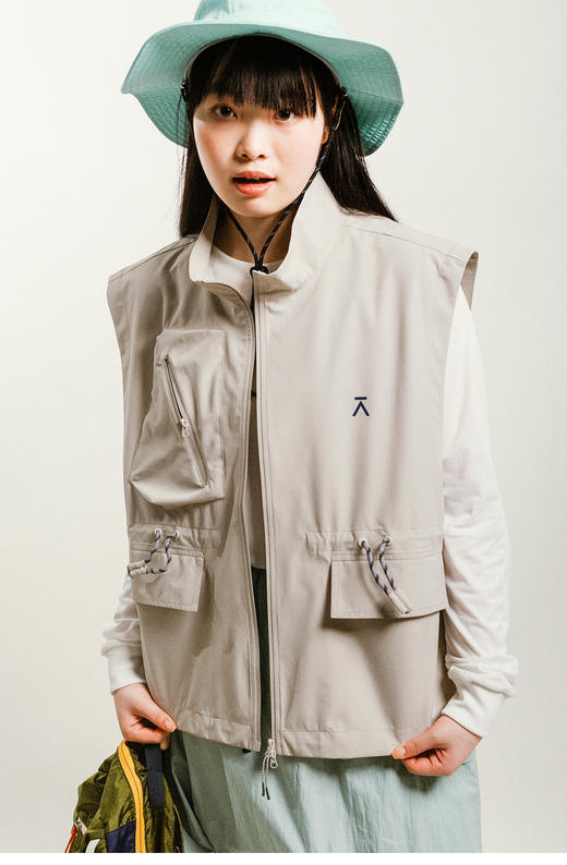 【春夏上新-福利特惠】ACMEITEM爱棵米 户外女士立领工装马甲宽松可调节防水拉链马甲GAG3090967A 商品图3