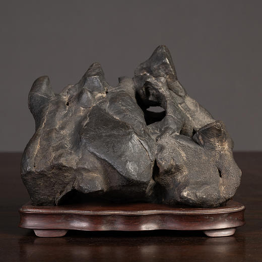 清 张叔未款“凤凰于冈”黑太湖山子文房赏石（红木座） 商品图0