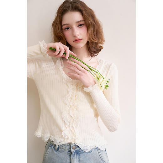西遇蕾丝边针织开衫女新款坑条米白色v领短款长袖上衣D0050409 商品图0