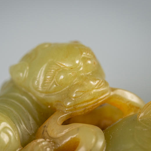 清 玉雕狮子滚绣球摆件（红木座） 商品图3