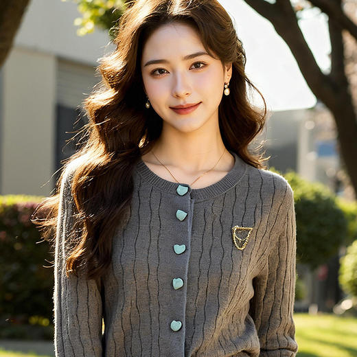 奢姿大码女装2025春季减龄链条时尚针织衫胖妹妹爱心扣百搭上衣9651621559 商品图4