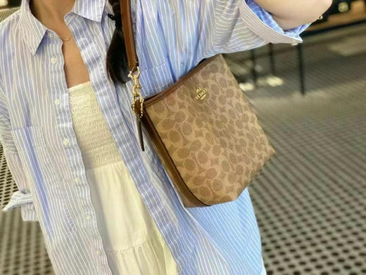 🎁限时折扣，1250直邮到手Coach 新款city logo水桶包，一长一短两根肩带，超轻，耐磨耐水材质，可以斜挎/手拎/单肩背21X16.5cm 商品图4