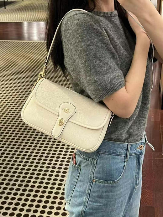 🎁新款上市，1599直邮到手Coach Kailey女士腋下包，简约又实用的一款，荔枝纹牛皮材质，轻便大容量，手提/斜挎都🉑23*14*9cm 商品图7
