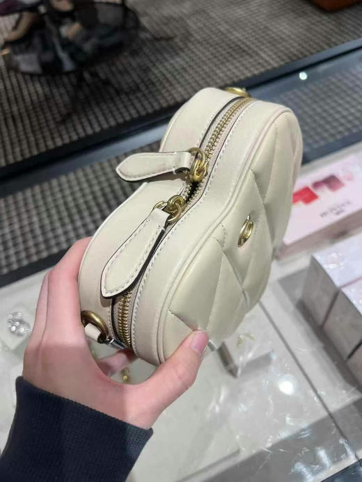 [爱心]超低好价，1250直邮到手Coach专柜款 Heart 19爱心盒子包，菱格纹设计，精致感满满，可以放下手机，奶油卡其色，尺寸约: 19*16*5cm 商品图1