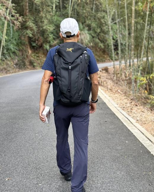 点此购买 始祖鸟轻装上阵Mantis 20升多功能双肩包 xj 311276 商品图5