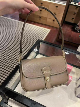 🎁新款上市，1599直邮到手Coach Kailey女士腋下包，简约又实用的一款，荔枝纹牛皮材质，轻便大容量，手提/斜挎都🉑23*14*9cm