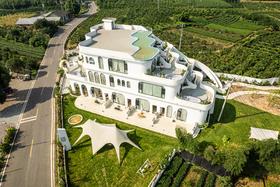 【团建优选-蒲江242号院】7999元=13房云朵城堡民宿，明月村，享超大花园草坪、带地暖、扎染&陶艺、清凉漂流、采茶等项目hzsly