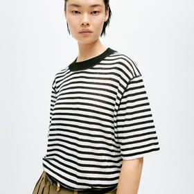 中性风黑白条纹棉麻短袖T恤 高舒适麻棉条纹上衣 ​有一定厚度 透气不闷 柔棉与汉麻混纺的新型面料 宽松直筒版型 这肉显瘦 经典条纹微落肩设计 简约复古