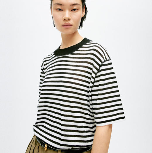 中性风黑白条纹棉麻短袖T恤 高舒适麻棉条纹上衣 ​有一定厚度 透气不闷 柔棉与汉麻混纺的新型面料 宽松直筒版型 这肉显瘦 经典条纹微落肩设计 简约复古 商品图0