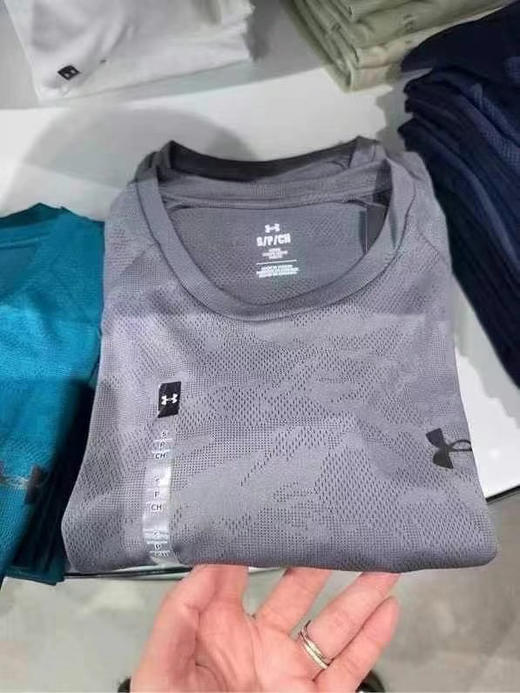 男士💰399/任意两件💥安德玛男款速干圆领短袖T恤，速干衣采用ISO-CHLL的冰感面料，让你在运动中保持干爽舒适～ 商品图3