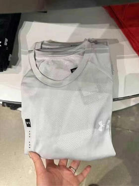 男士💰399/任意两件💥安德玛男款速干圆领短袖T恤，速干衣采用ISO-CHLL的冰感面料，让你在运动中保持干爽舒适～