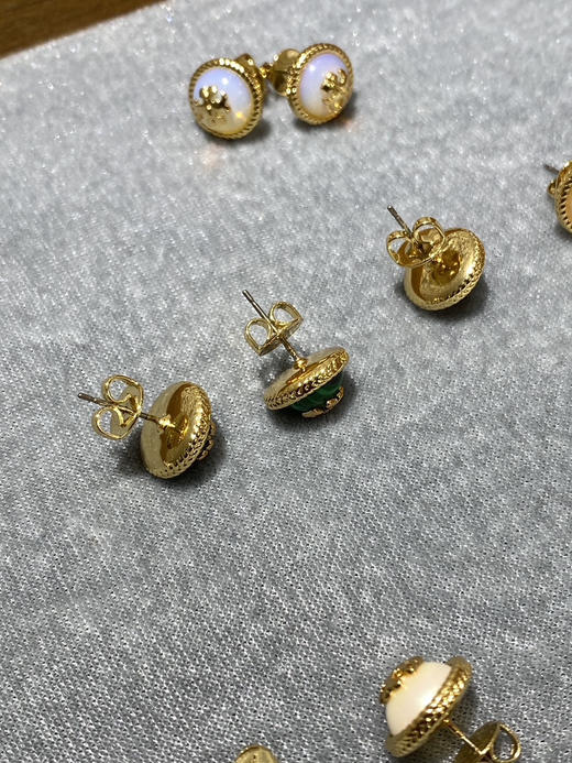 原单正品TORY BURCH 新款 半圆+金色logo款耳钉！四个色
青岛代工厂渠道
这款是四个颜色，全部18k镀金+抗过敏银针，品质特别好 商品图13