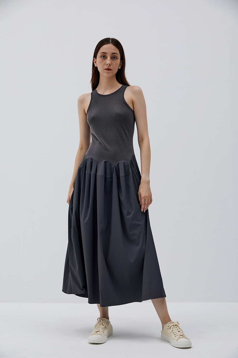 烟灰色背心阔摆连衣裙