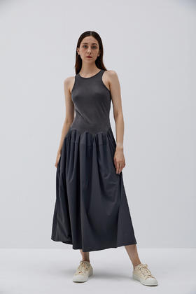 烟灰色背心阔摆连衣裙