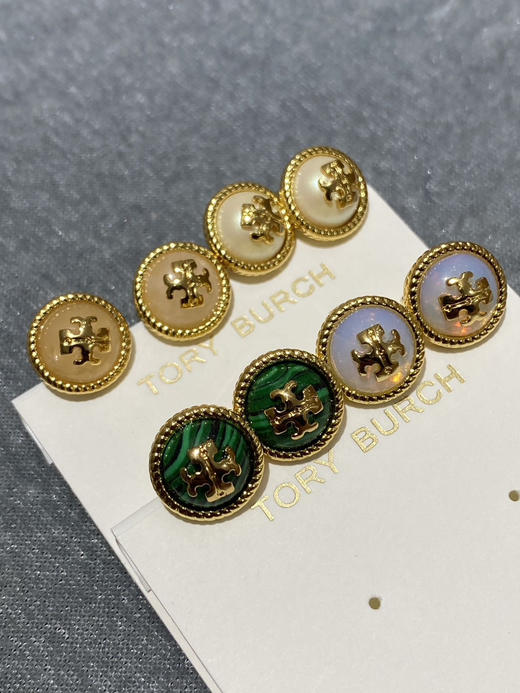 原单正品TORY BURCH 新款 半圆+金色logo款耳钉！四个色
青岛代工厂渠道
这款是四个颜色，全部18k镀金+抗过敏银针，品质特别好 商品图1