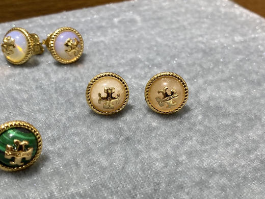 原单正品TORY BURCH 新款 半圆+金色logo款耳钉！四个色
青岛代工厂渠道
这款是四个颜色，全部18k镀金+抗过敏银针，品质特别好 商品图7