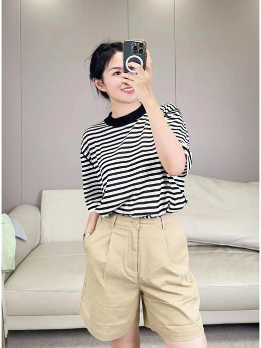 中性风黑白条纹棉麻短袖T恤 高舒适麻棉条纹上衣 ​有一定厚度 透气不闷 柔棉与汉麻混纺的新型面料 宽松直筒版型 这肉显瘦 经典条纹微落肩设计 简约复古 商品图7