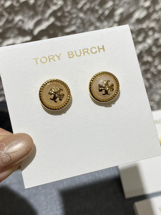原单正品TORY BURCH 新款 半圆+金色logo款耳钉！四个色
青岛代工厂渠道
这款是四个颜色，全部18k镀金+抗过敏银针，品质特别好 商品图10
