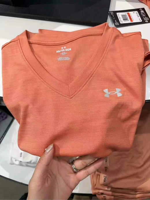 💰399/任意两件💥安德玛女士V领速干短袖T恤，速干衣采用ISO-CHLL的冰感面料，让你在运动中保持干爽舒适～ 商品图3