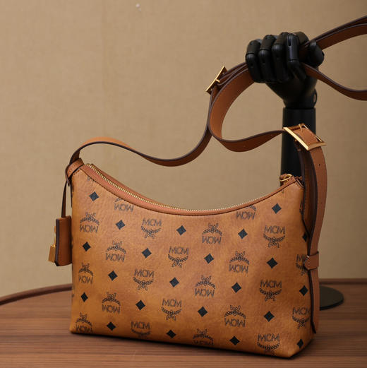 MCM Aren Visetos 老花满印金锁吊坠 潮流Hobo 人造革 腋下包 手提单肩包 小号 女款 棕色干邑色（CB） 商品图2