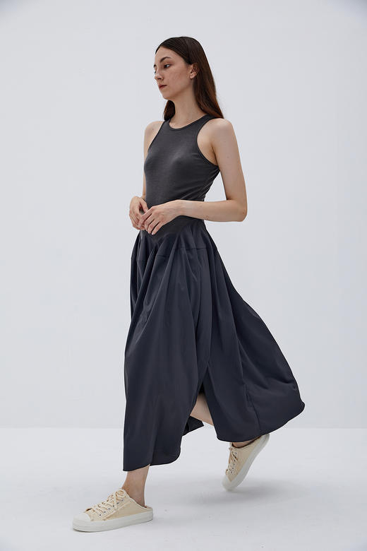 烟灰色背心阔摆连衣裙 商品图1