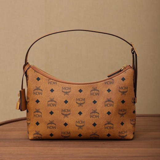 MCM Aren Visetos 老花满印金锁吊坠 潮流Hobo 人造革 腋下包 手提单肩包 小号 女款 棕色干邑色（CB） 商品图1