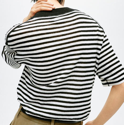 中性风黑白条纹棉麻短袖T恤 高舒适麻棉条纹上衣 ​有一定厚度 透气不闷 柔棉与汉麻混纺的新型面料 宽松直筒版型 这肉显瘦 经典条纹微落肩设计 简约复古 商品图1