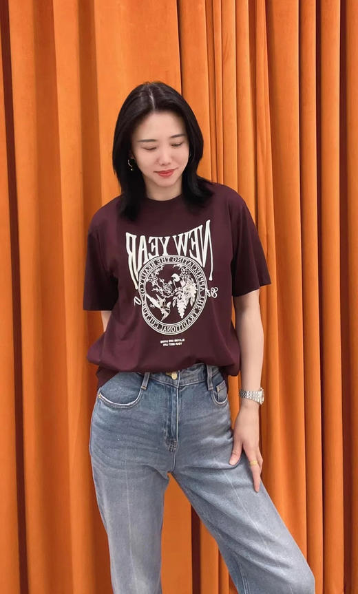 植绒印花短袖T恤 融合新中式精致植绒印花与美式字体元素 优选天虹塔里木棉纱 布面光洁 自然舒适 5A抗菌防螨 精裁镶边圆领 宽松版型 商品图3