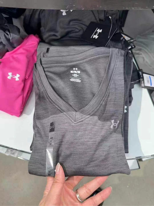 💰399/任意两件💥安德玛女士V领速干短袖T恤，速干衣采用ISO-CHLL的冰感面料，让你在运动中保持干爽舒适～ 商品图2