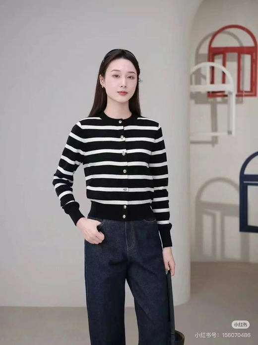924-3 渠道圆正 亏清 小禾 进口杨子纱 绵羊毛针织 复古贵气小金扣 黑白条纹开衫 商品图4