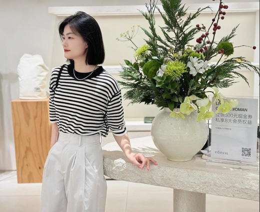 中性风黑白条纹棉麻短袖T恤 高舒适麻棉条纹上衣 ​有一定厚度 透气不闷 柔棉与汉麻混纺的新型面料 宽松直筒版型 这肉显瘦 经典条纹微落肩设计 简约复古 商品图6