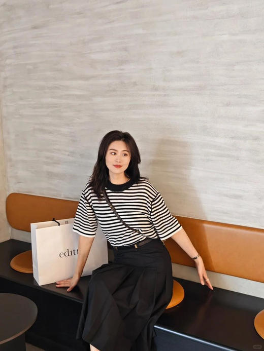 中性风黑白条纹棉麻短袖T恤 高舒适麻棉条纹上衣 ​有一定厚度 透气不闷 柔棉与汉麻混纺的新型面料 宽松直筒版型 这肉显瘦 经典条纹微落肩设计 简约复古 商品图5