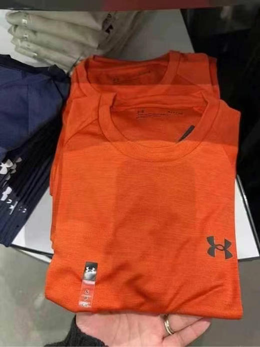 男士💰399/任意两件💥安德玛男款速干圆领短袖T恤，速干衣采用ISO-CHLL的冰感面料，让你在运动中保持干爽舒适～ 商品图4