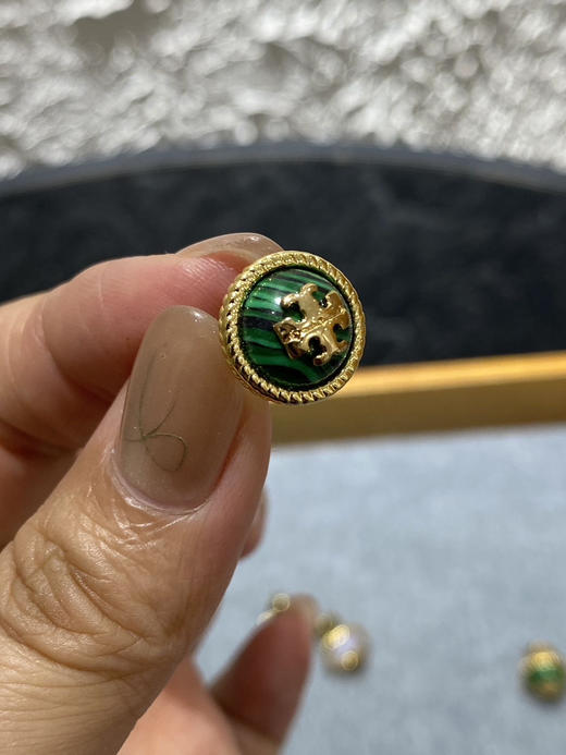 原单正品TORY BURCH 新款 半圆+金色logo款耳钉！四个色
青岛代工厂渠道
这款是四个颜色，全部18k镀金+抗过敏银针，品质特别好 商品图12