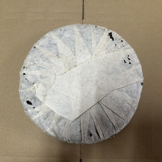 【仅余3片！老客户福利:699元一片！】 中茶九十年代大字绿印青饼 八中飞 云南普洱茶干仓老生茶357克 商品图1