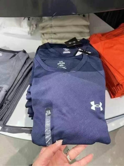 男士💰399/任意两件💥安德玛男款速干圆领短袖T恤，速干衣采用ISO-CHLL的冰感面料，让你在运动中保持干爽舒适～ 商品图1