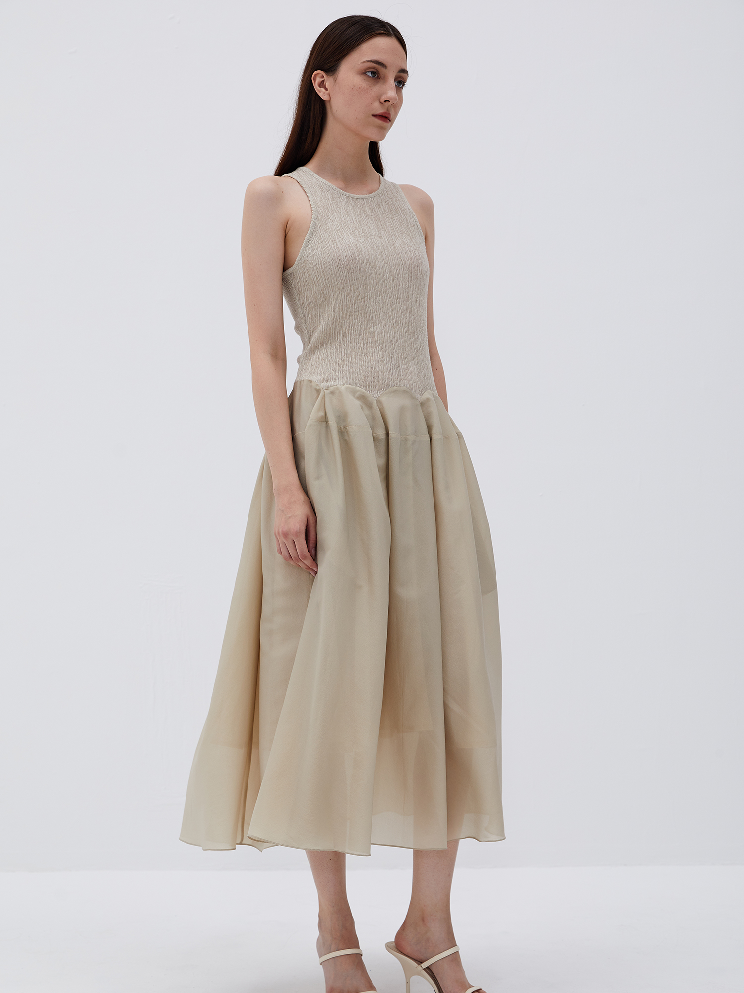 淡米色立体裙摆褶皱背心连衣裙