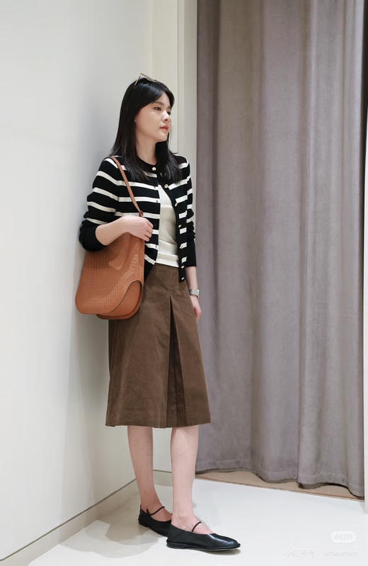 924-3 渠道圆正 亏清 小禾 进口杨子纱 绵羊毛针织 复古贵气小金扣 黑白条纹开衫 商品图11