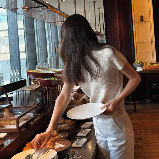 ROMI STUDIO“经典优雅”康赛妮100%山羊绒绞花套头毛衫RW24LSY1419 商品图1