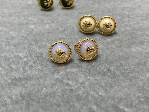原单正品TORY BURCH 新款 半圆+金色logo款耳钉！四个色
青岛代工厂渠道
这款是四个颜色，全部18k镀金+抗过敏银针，品质特别好 商品图6