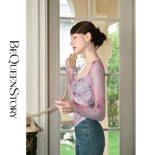 余潇潇【时光画布】2025早春新款显瘦修身扎染性感烫钻设计感上衣 商品图3