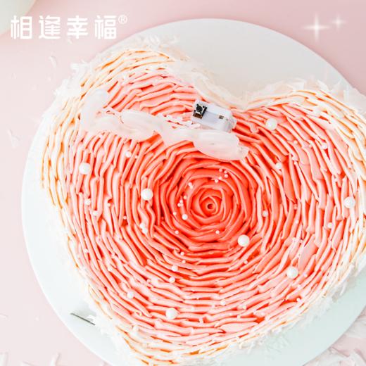 【为你钟情蛋糕】玫瑰层层绽放浪漫，完美释挚爱！裹上白巧碎，让雪白珍珠洒落这片天地，这一刻就连空气都弥漫着甜蜜气息~（可选1/2磅） 商品图3
