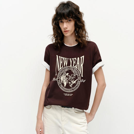 植绒印花短袖T恤 融合新中式精致植绒印花与美式字体元素 优选天虹塔里木棉纱 布面光洁 自然舒适 5A抗菌防螨 精裁镶边圆领 宽松版型 商品图0